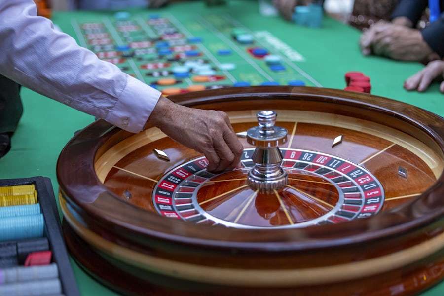 Meja kartu kasino dengan chip dan kartu terbuka