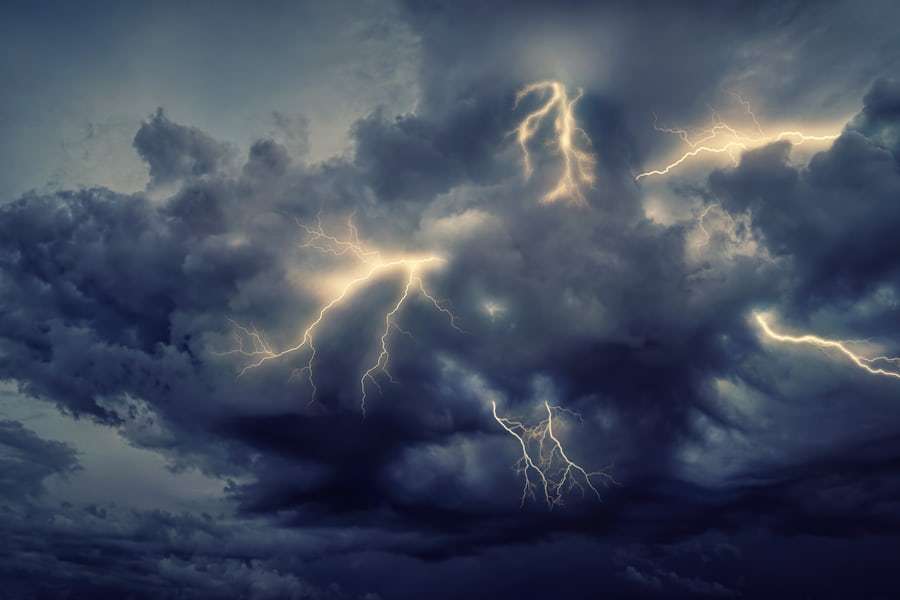 Petir menyambar langit malam berwarna ungu