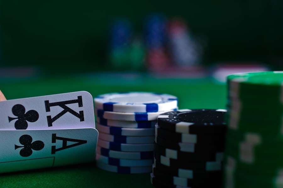 Kartu remi dan chip poker di atas meja hijau