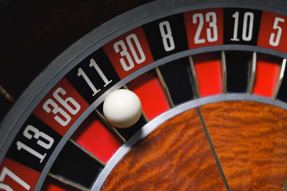 Roda roulette dan bola kecil di meja kasino