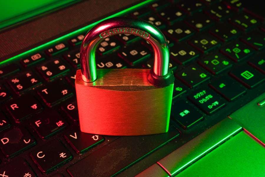 Gembok maya di atas papan ketik laptop sebagai lambang keamanan data
