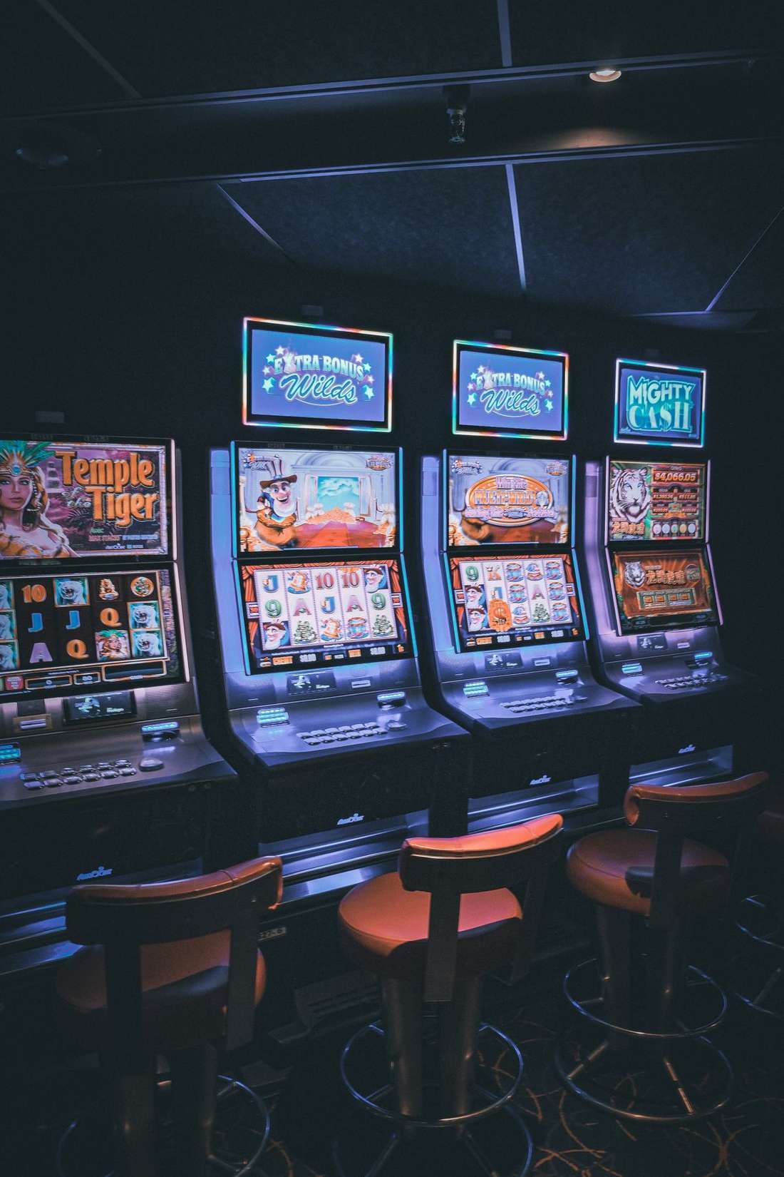 Barisan mesin slot menyala warna-warni
