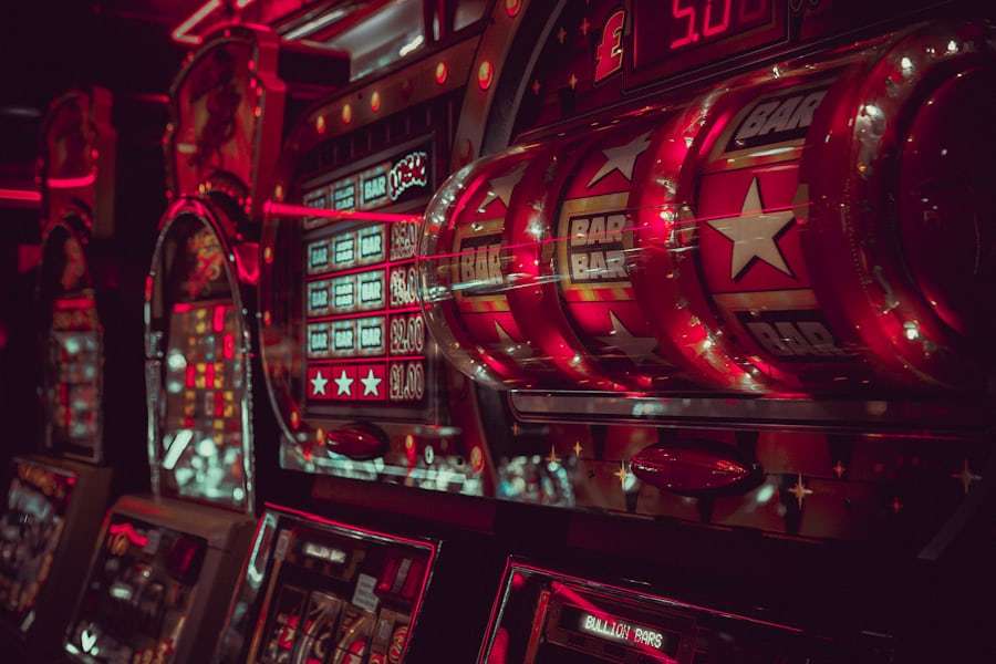 Layar mesin slot menampilkan gulungan dan simbol buah