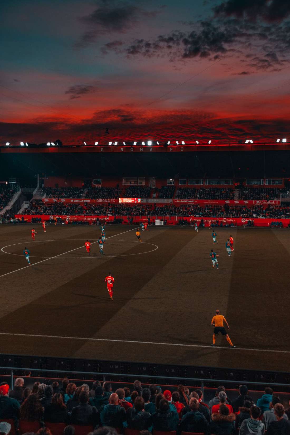 Stadion sepak bola di sore hari menjelang pertandingan